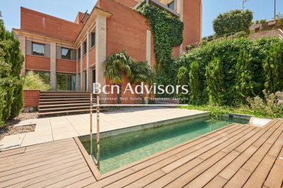 Impresionante casa con jardín y piscina en complejo residencial exclusivo 