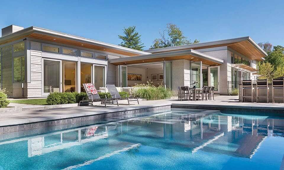 Francisco Nathurmal, CEO y fundador de Bcn Advisors, respondiendo a las preguntas sobre la situación del mercado inmobiliario en Barcelona