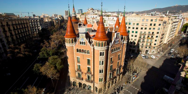 edificio singular de barcelona: casa de les puntxes